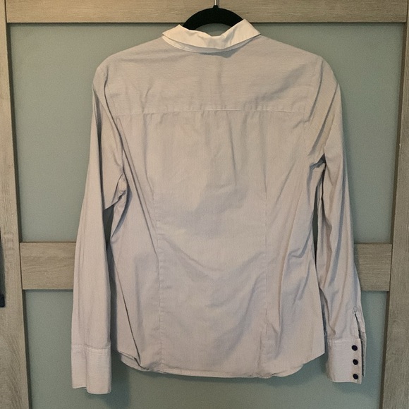 Ladies button down shirt! 👚 - Picture 2 of 3